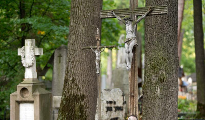 Widok na krzyże i groby na cmentarzu