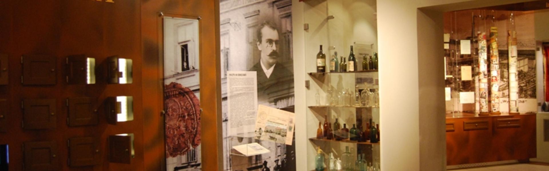 Na wystawie przedstawione są eksponaty związane z pocztą i fabryką wódki.