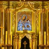 Obraz Matki Boskiej w złoconym ołtarzu.