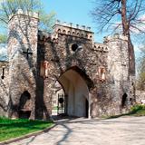 Kamienna brama w zespole pałacowo-parkowy w Młoszowej.