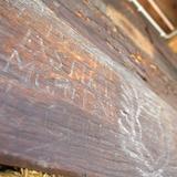 Napis na drewnianej belce.