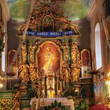 Ołtarz główny z cudownym, namalowanym obrazem Matki Bożej Gdowskiej w złotej ramie, obok złocone figury świętych, po dwie z każdej strony. Nad obrazem napis: 