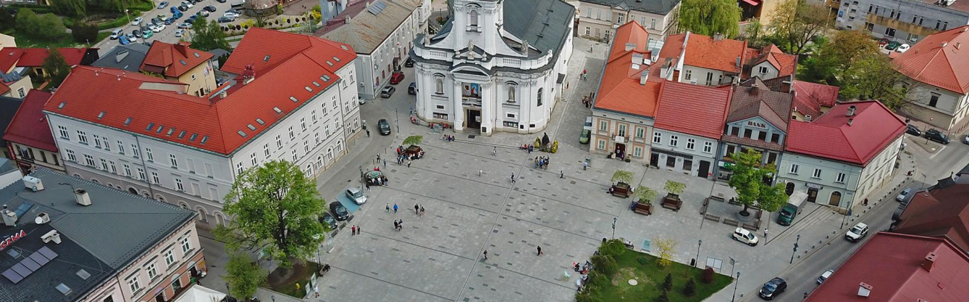 Widok na centrum Wadowic z lotu ptaka. Płyta rynku wraz z okalającymi kamieniczkami i bazyliką..