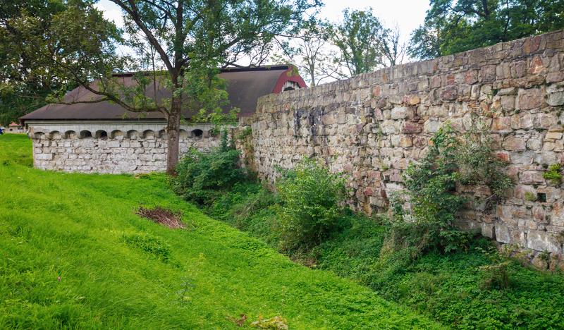 Fragment renesansowego zamku dolnego. Kamienny mur oraz również kamienny kwadratowy niski budynek bez okien, z czerwonym dachem to obronny beluard o.