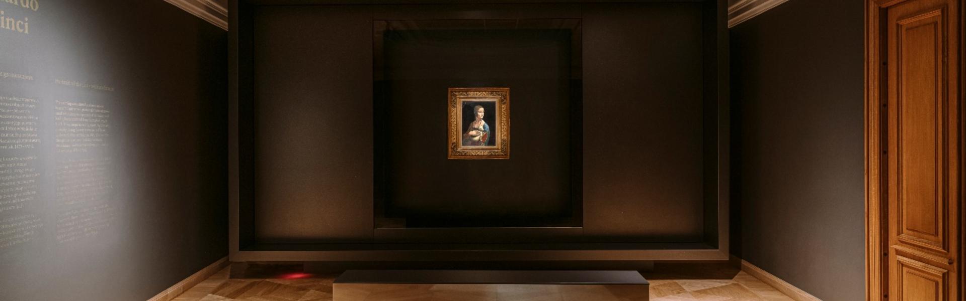 Obraz Dama z gronostajem w sali wystawowej