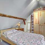 Sypialnia na poddaszu, dwuosobowe łóżko, drewniana szafa
